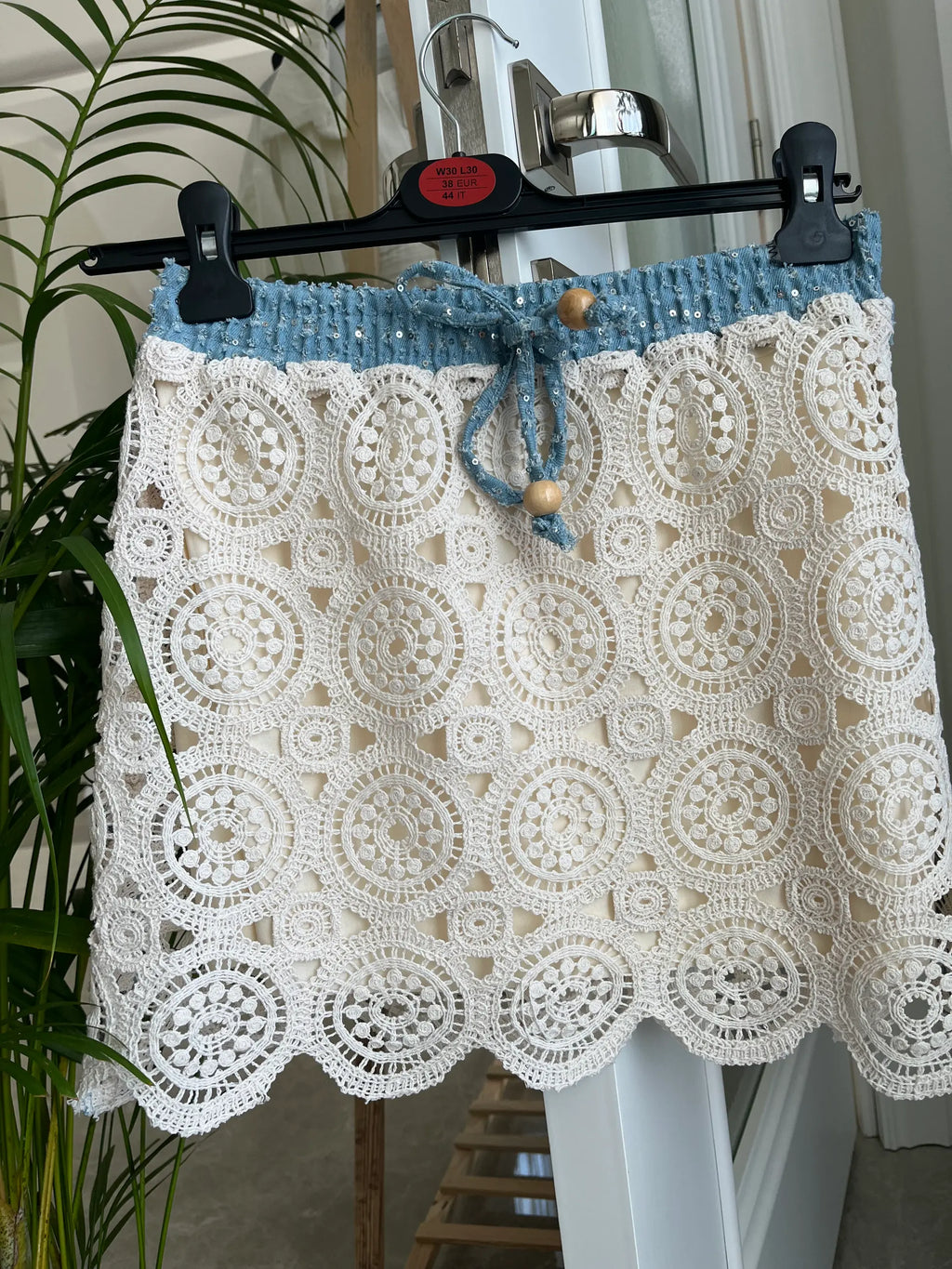 Dantelli ve Önden Bağlamalı Mini Etek - 4