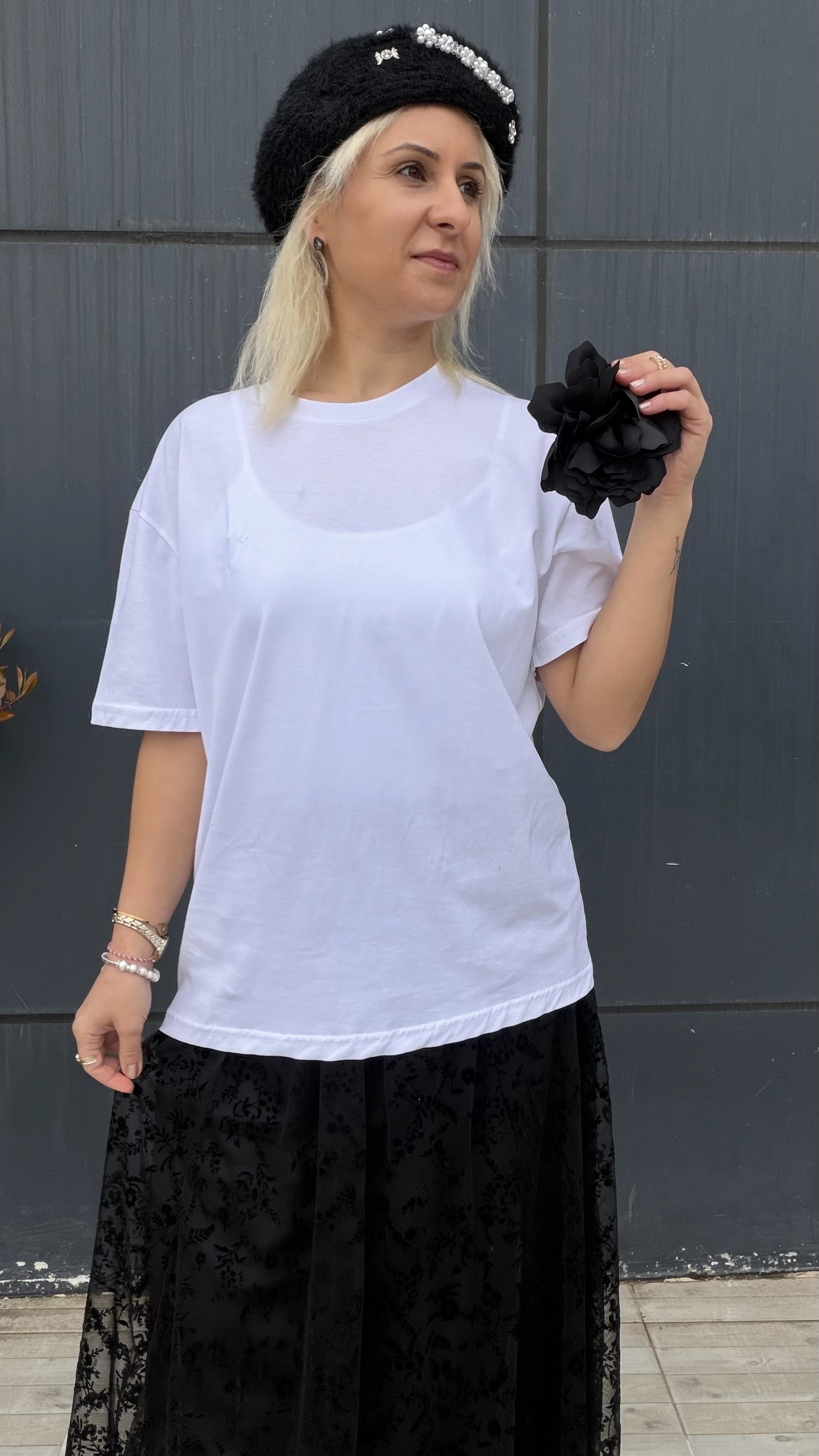 Gül Broşlu Basic Tişört - 3